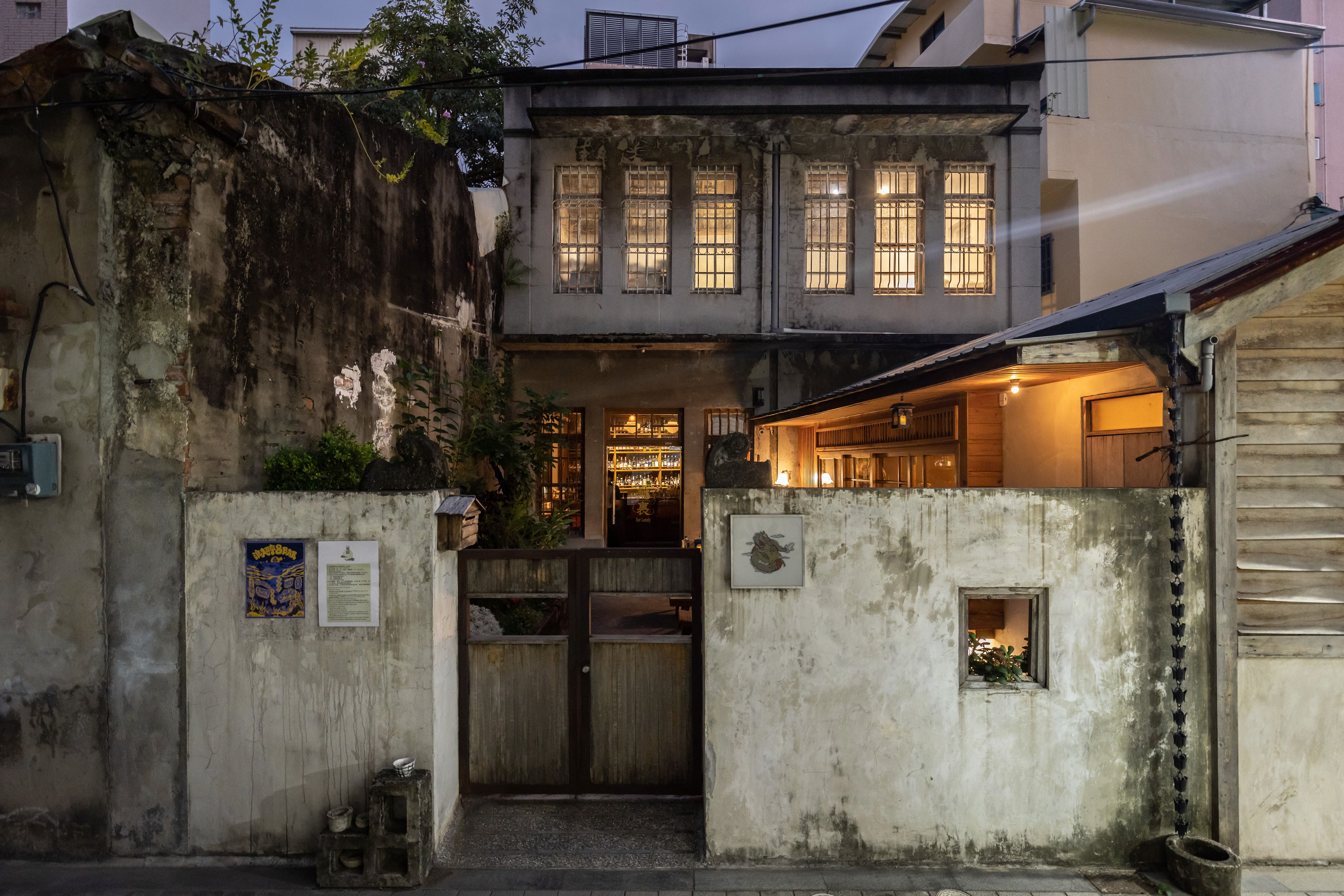 「籠裏Bar Lonely」位於台南蝸牛巷內，以茶調酒奠定人氣口碑。