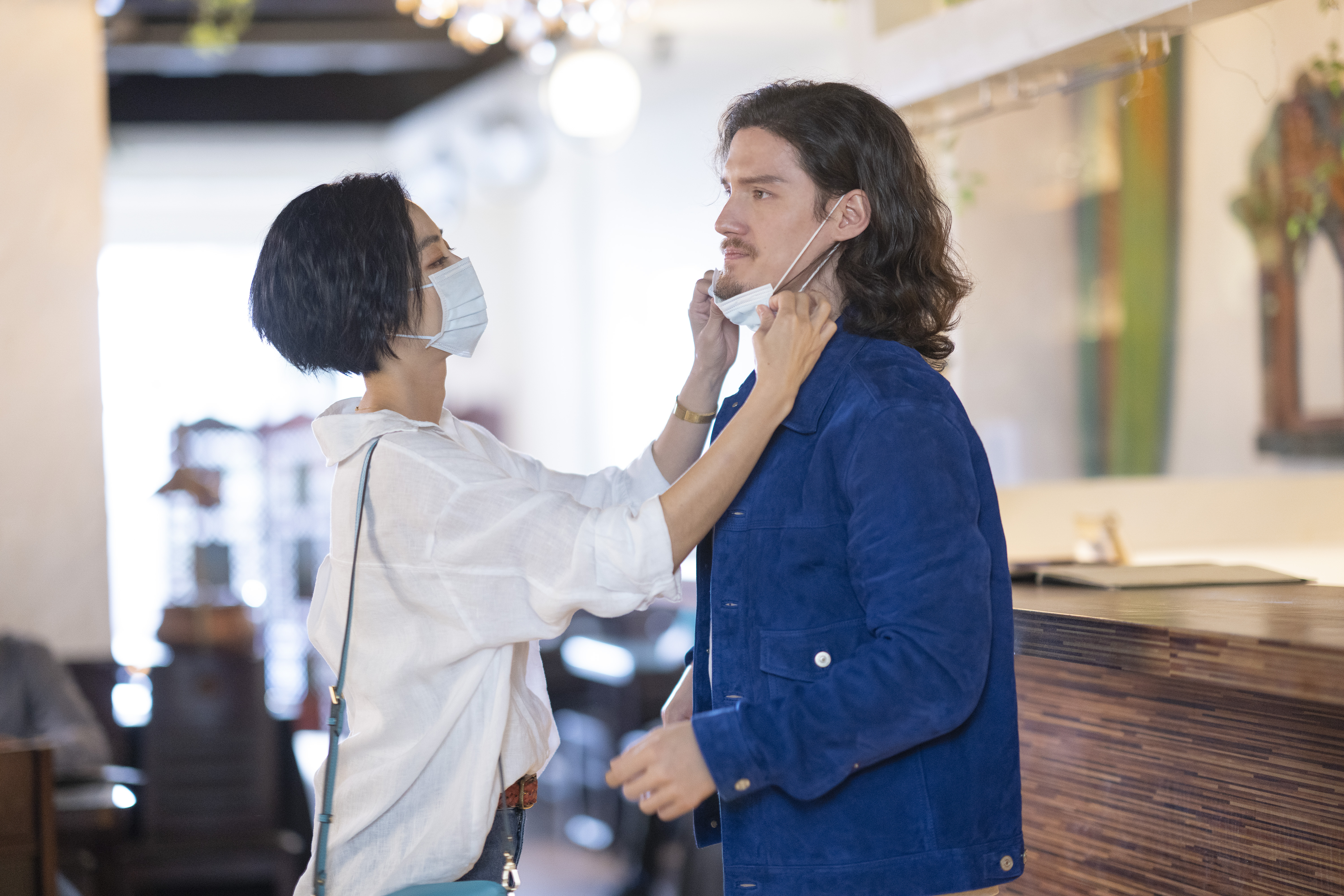 林怡姍在新加坡遇見令自己心動的「異國系男友」周厚安，卻因疫情攪局事業愛情皆觸礁。（Disney+提供）