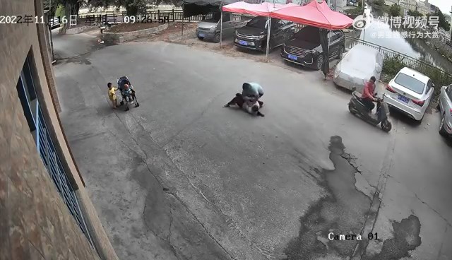 人妻帶幼子上街，遭陌生男當場硬拉性侵！有人目擊卻不救。（翻自微博）