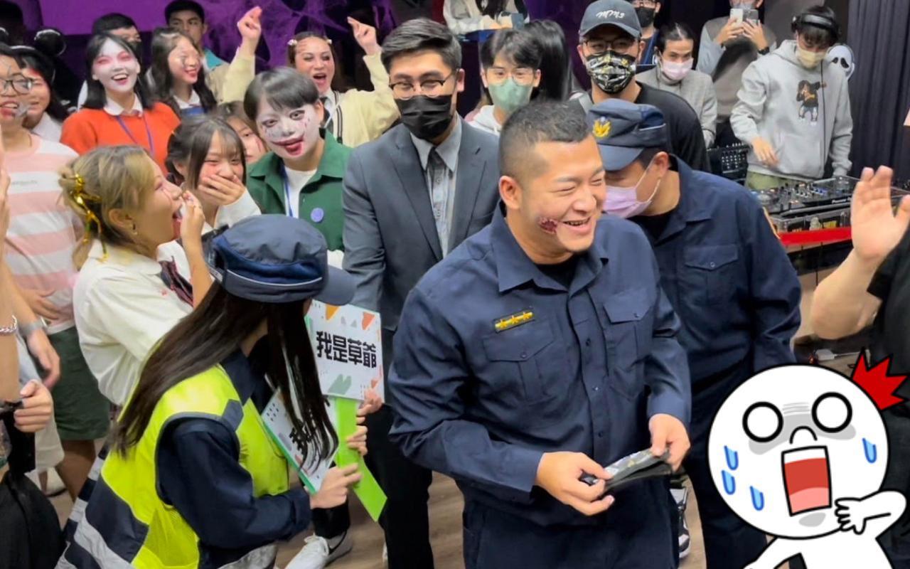 草爺(前排右)與啦啦隊女神芊芊(前排左)假扮警察,闖入台北海大晚會臨檢。(台北海大提供)