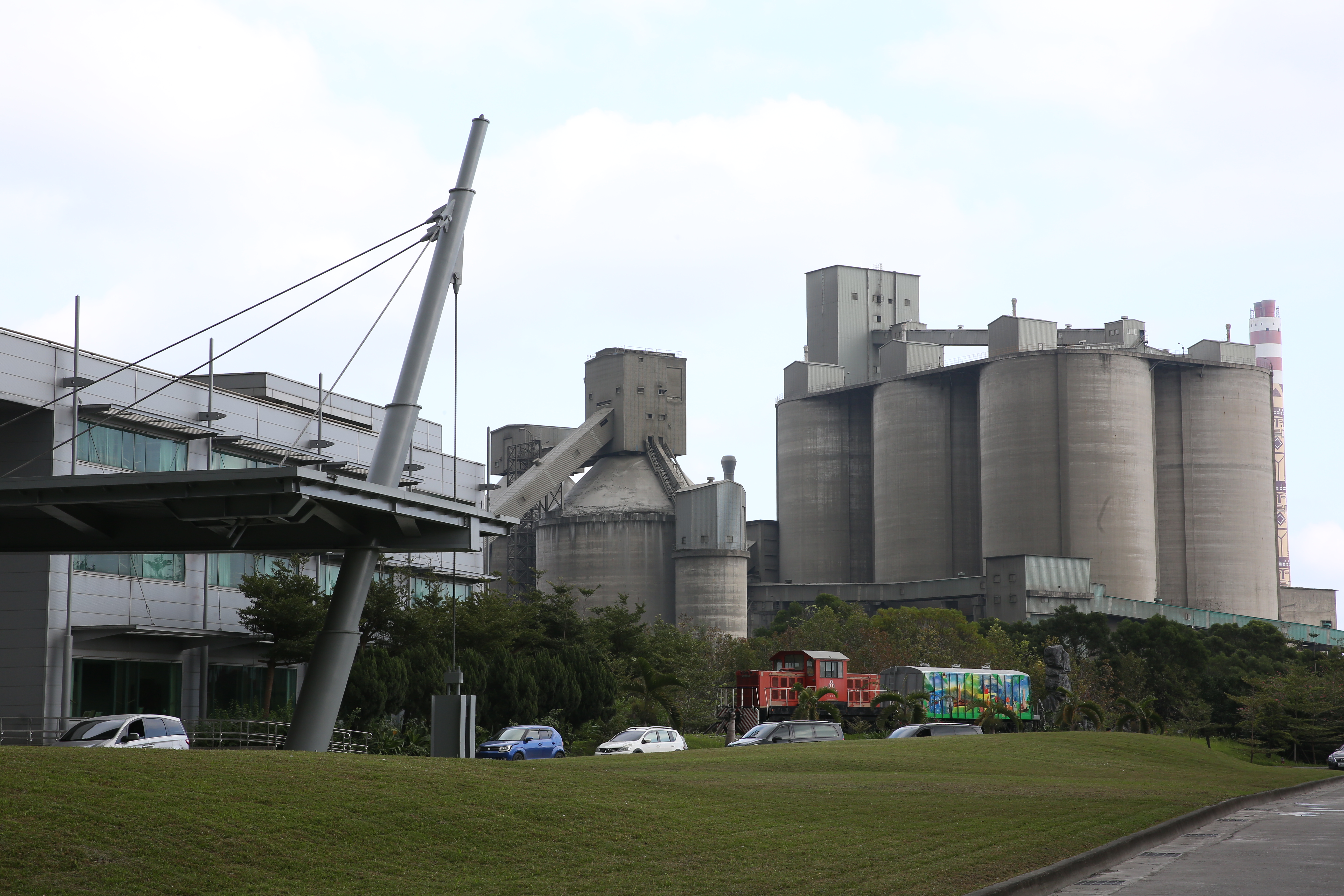 2023年水泥業營運將好轉，陳重銘直指台泥具賺價差空間，領息族則首選亞泥。圖為台泥和平廠。