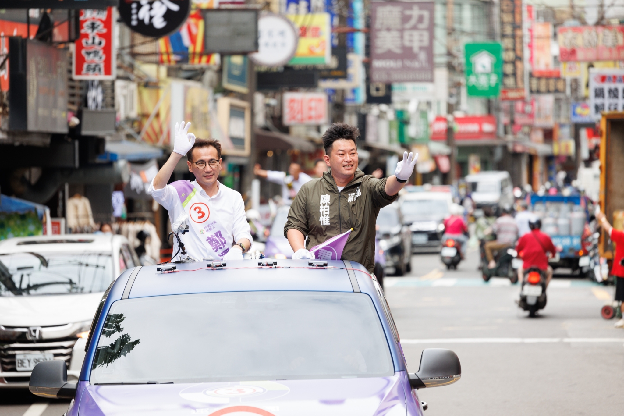 鄭運鵬選前積極進行車隊掃街，盼讓桃園市民看見他的身影。（鄭運鵬團隊提供）