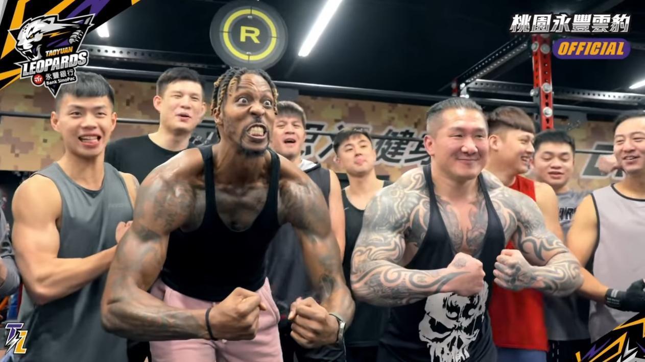 霍華德日前現身林口成吉思汗健身房,還合體館長尬肌肉。(翻攝自桃園永豐雲豹職業籃球隊 Taoyuan Leopards臉書粉專)