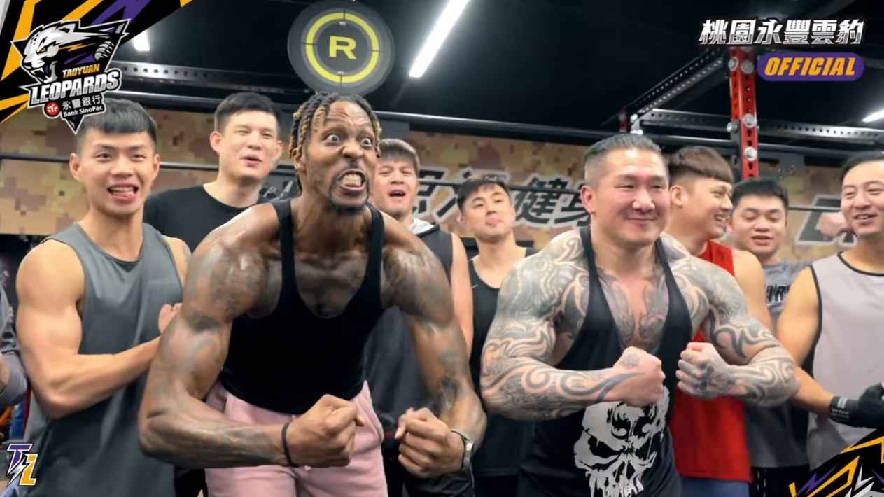 霍華德日前現身林口成吉思汗健身房，還合體館長尬肌肉。（翻攝自桃園永豐雲豹職業籃球隊 Taoyuan Leopards臉書粉專）