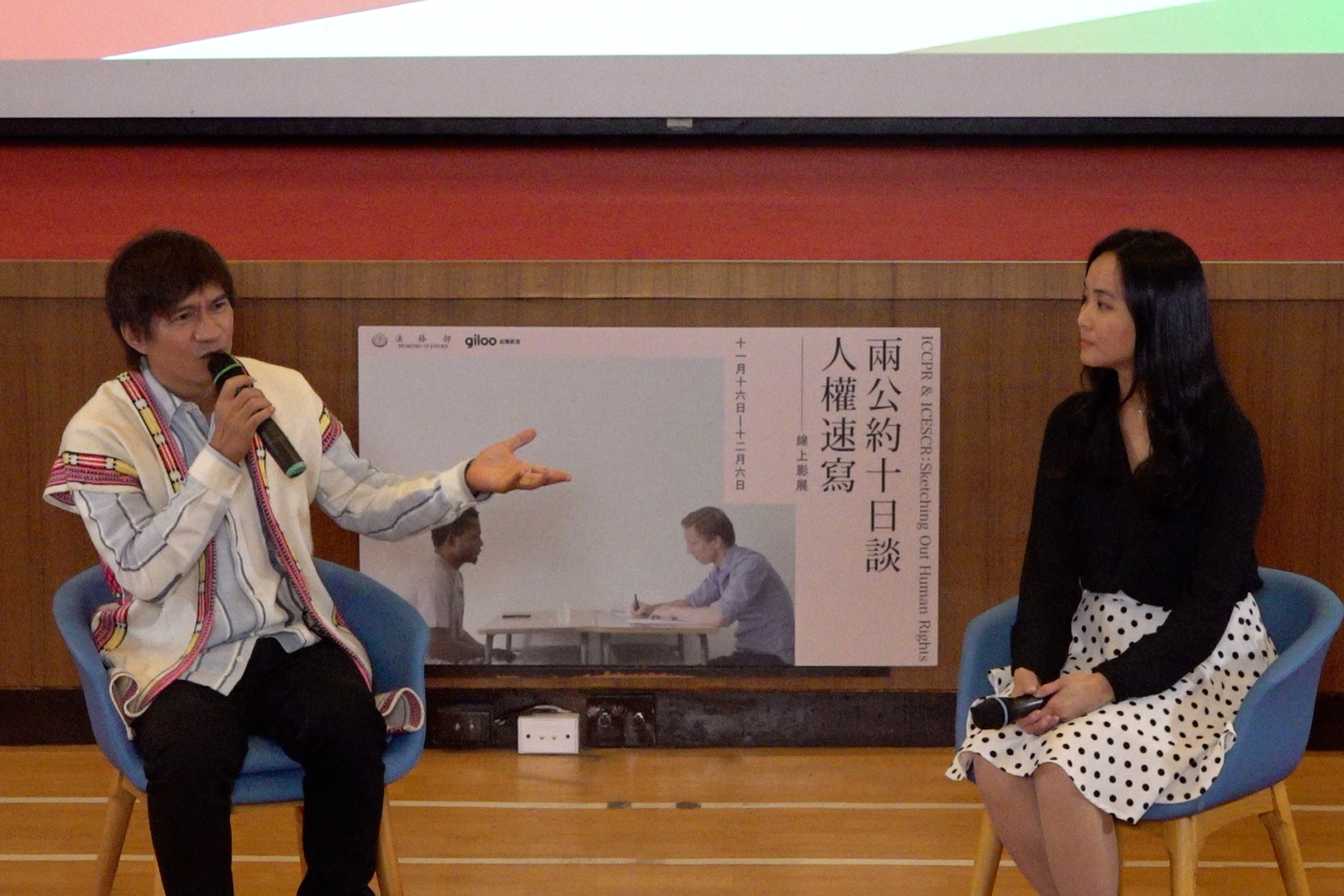 布農族金曲獎歌手王宏恩（左）擔任法務部線上人權影展開幕嘉賓，與美女檢察官陳思荔對談原住民人權，讓活動增加不少亮點。（法務部提供）