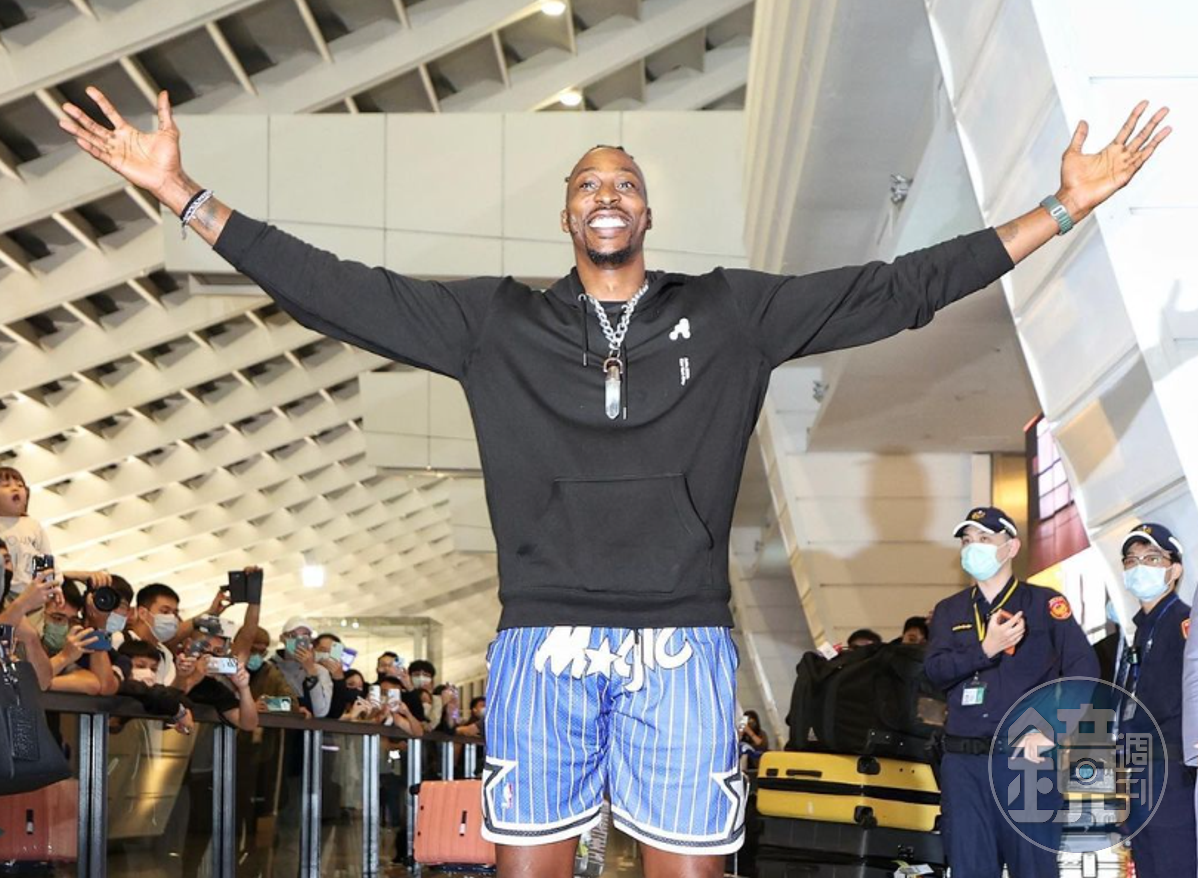 前NBA超級球星「魔獸」霍華德加盟桃園永豐雲豹，抵台當天，大批球迷守候現場迎接。（翻攝自＠dwighthoward）