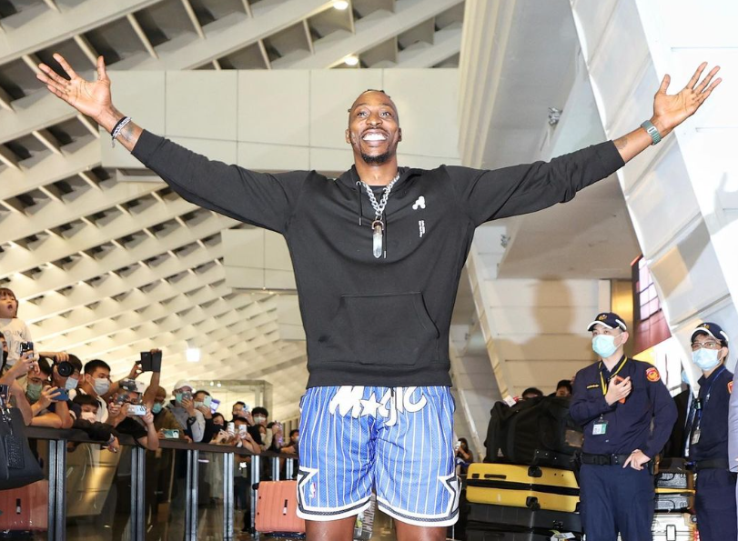 前NBA超級球星「魔獸」霍華德加盟桃園永豐雲豹，抵台當天，大批球迷守候現場迎接。（翻攝自＠dwighthoward）