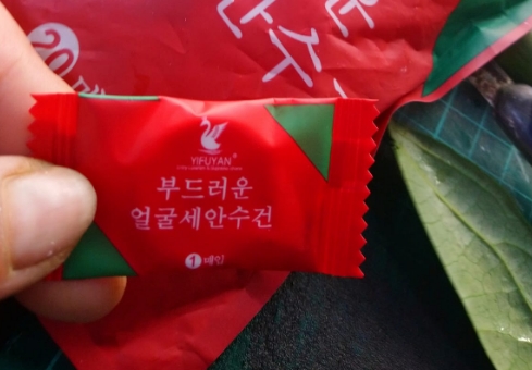 一名網友在臉書社團自曝拿到一袋「韓國糖果」，直接送進嘴裡時卻發現味道不對。（翻攝爆怨公社）