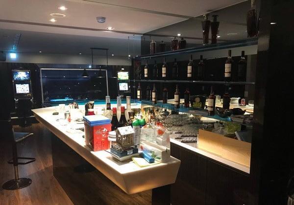 招待所占地近百坪，內部裝潢富麗堂皇。（翻攝畫面）