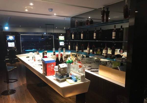 招待所占地近百坪，內部裝潢富麗堂皇。（翻攝畫面）