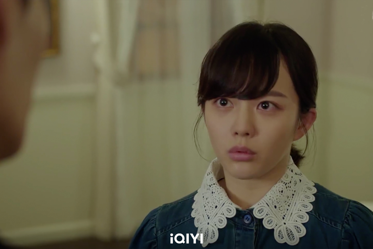 鄭知蘇在《謝幕》裡飾演姜河那的假老婆。(愛奇藝國際站提供)