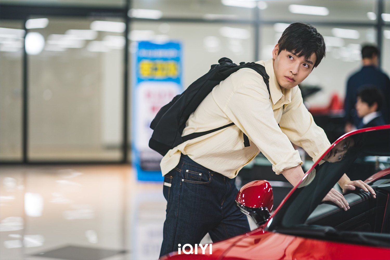 姜河那害怕自己真實身分被拆穿，一度裝作失語人士逃避臨檢。（愛奇藝國際站提供）