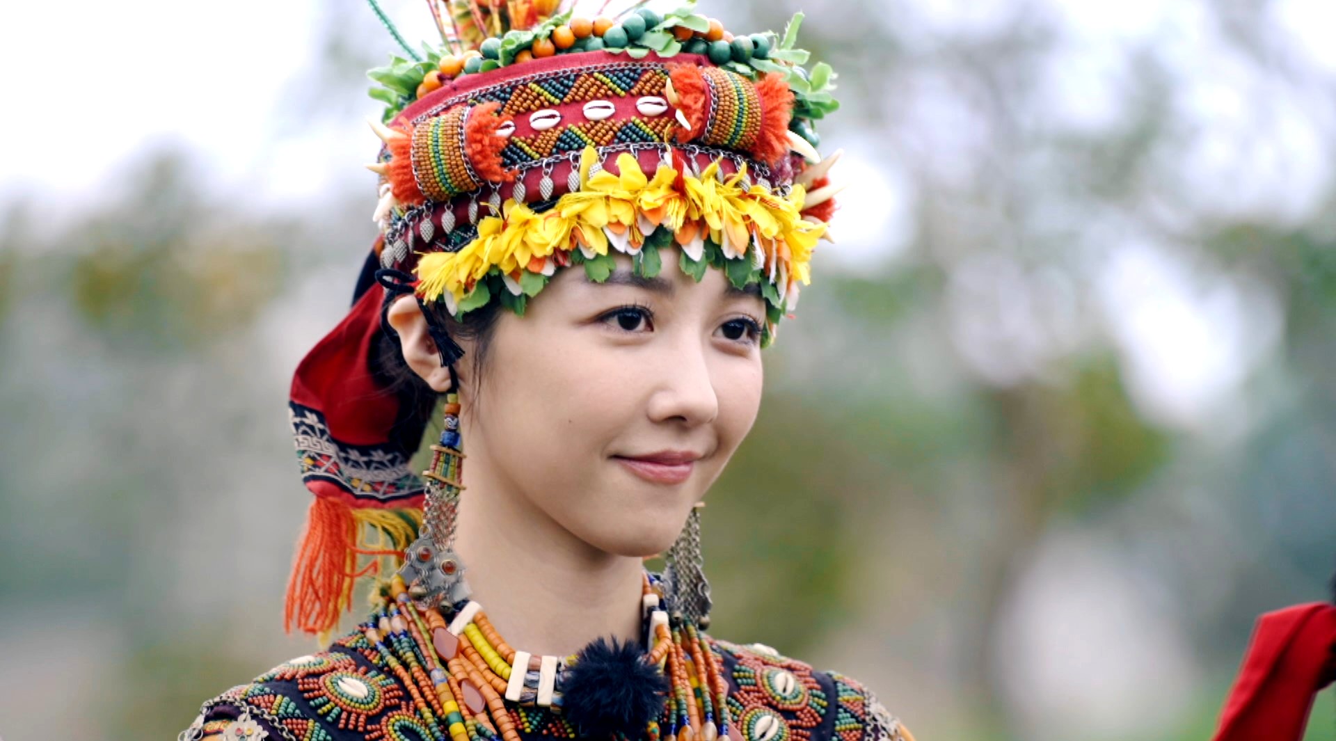 邵雨薇為節目重返校園出外景。（三立提供）