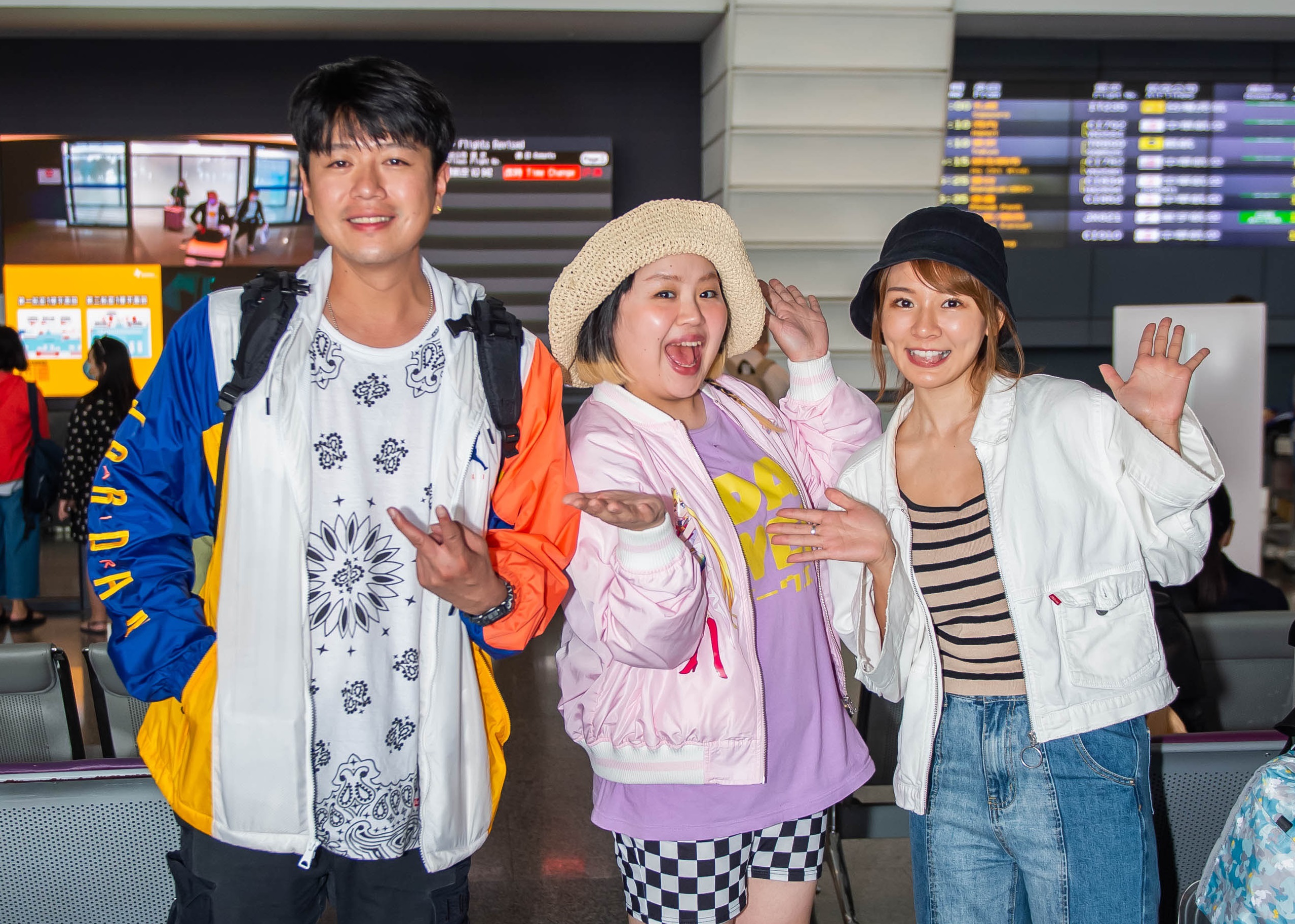 李易（左起）、大文、林莎今從泰國返台。（TVBS提供）