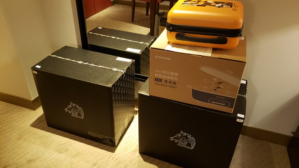 收到金馬大禮包,黃秋生開箱後興奮不已,有很多他喜愛的小物,更大讚初霧X金馬 紀念燒酎超好喝。(翻攝自黃秋生臉書)