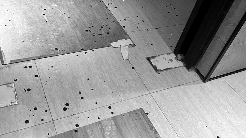 楊男率3名同夥在溫男與女友同居處埋伏，4人在樓梯間追砍溫男，現場血跡斑斑，令人觸目心驚。（讀者提供）