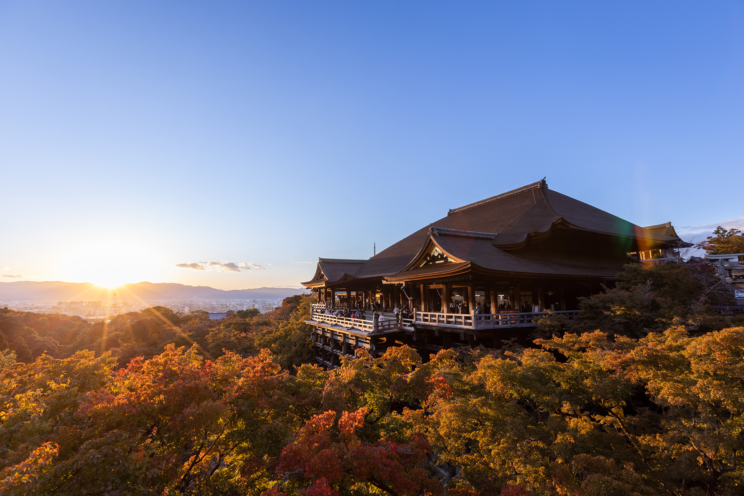 清水舞台已完成修建，從世界各地來參觀的旅人，終於能夠拍下「清水寺」本堂完成的樣貌。