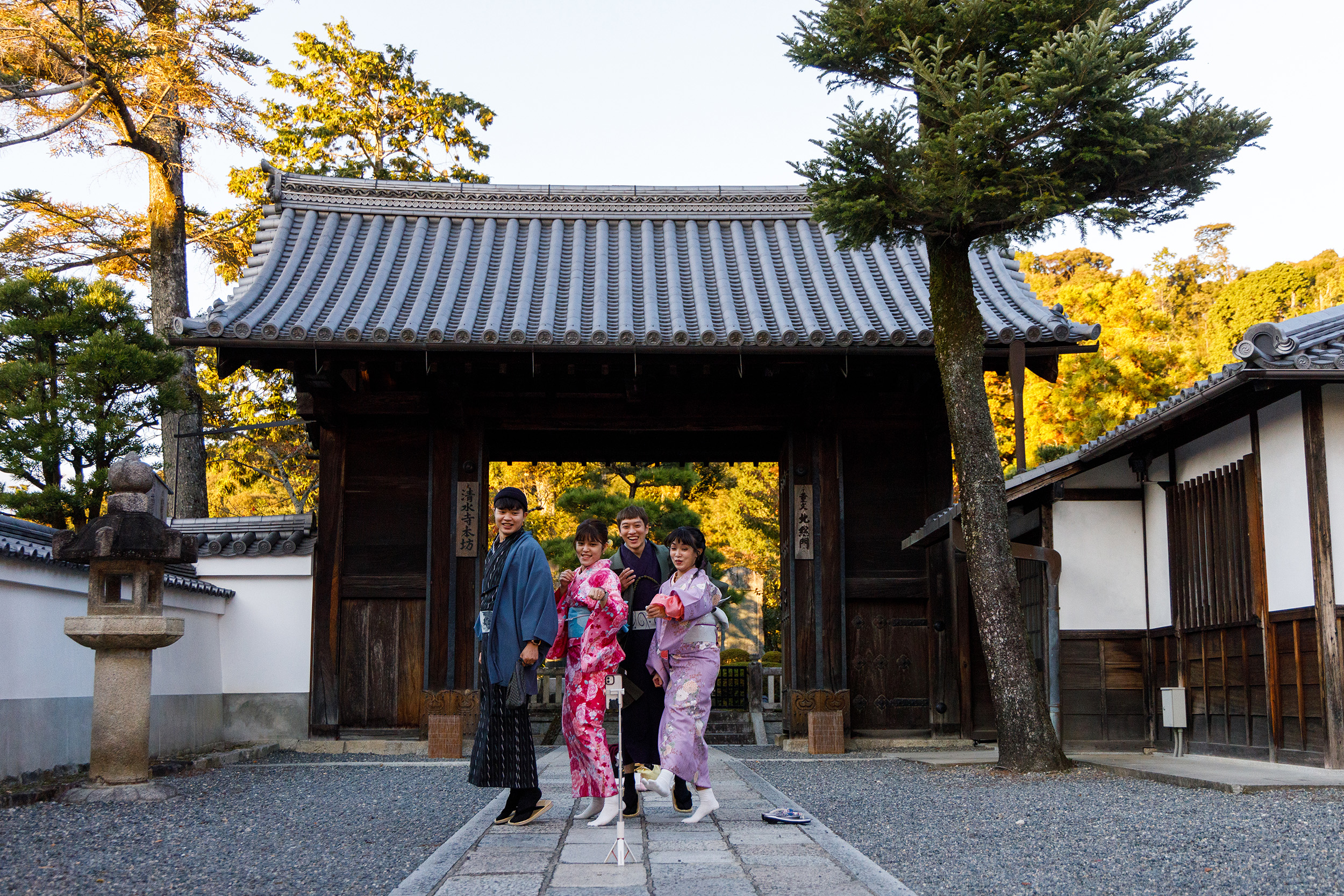 週末的清水寺,許多日本遊客穿著和服來造訪。