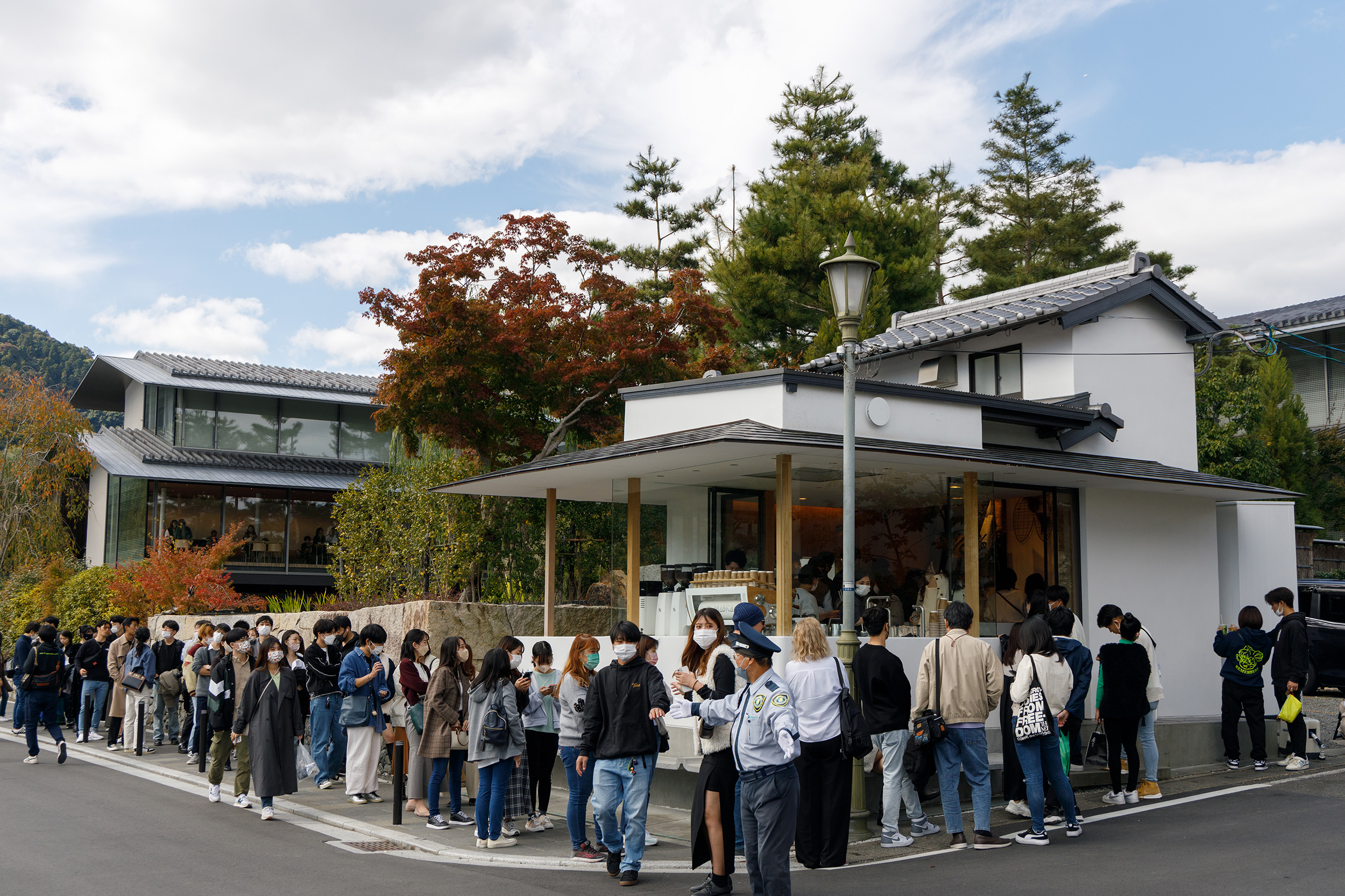 位於河邊的「%ARABICA京都嵐山店」,排隊人潮總是絡繹不絕。