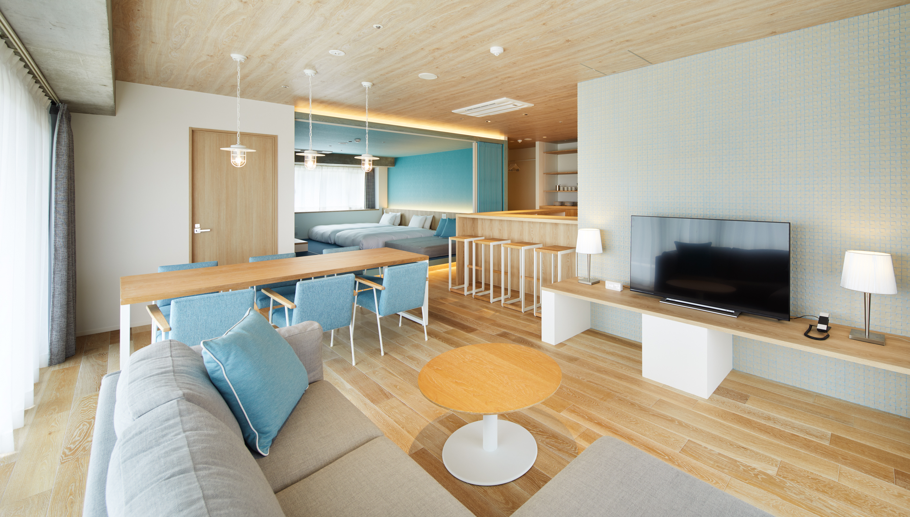 BEB5沖縄瀬良垣的豪華套房，備有廚房跟大餐桌，很適合一群朋友買食材回來自煮自食，享受趴踢時光。