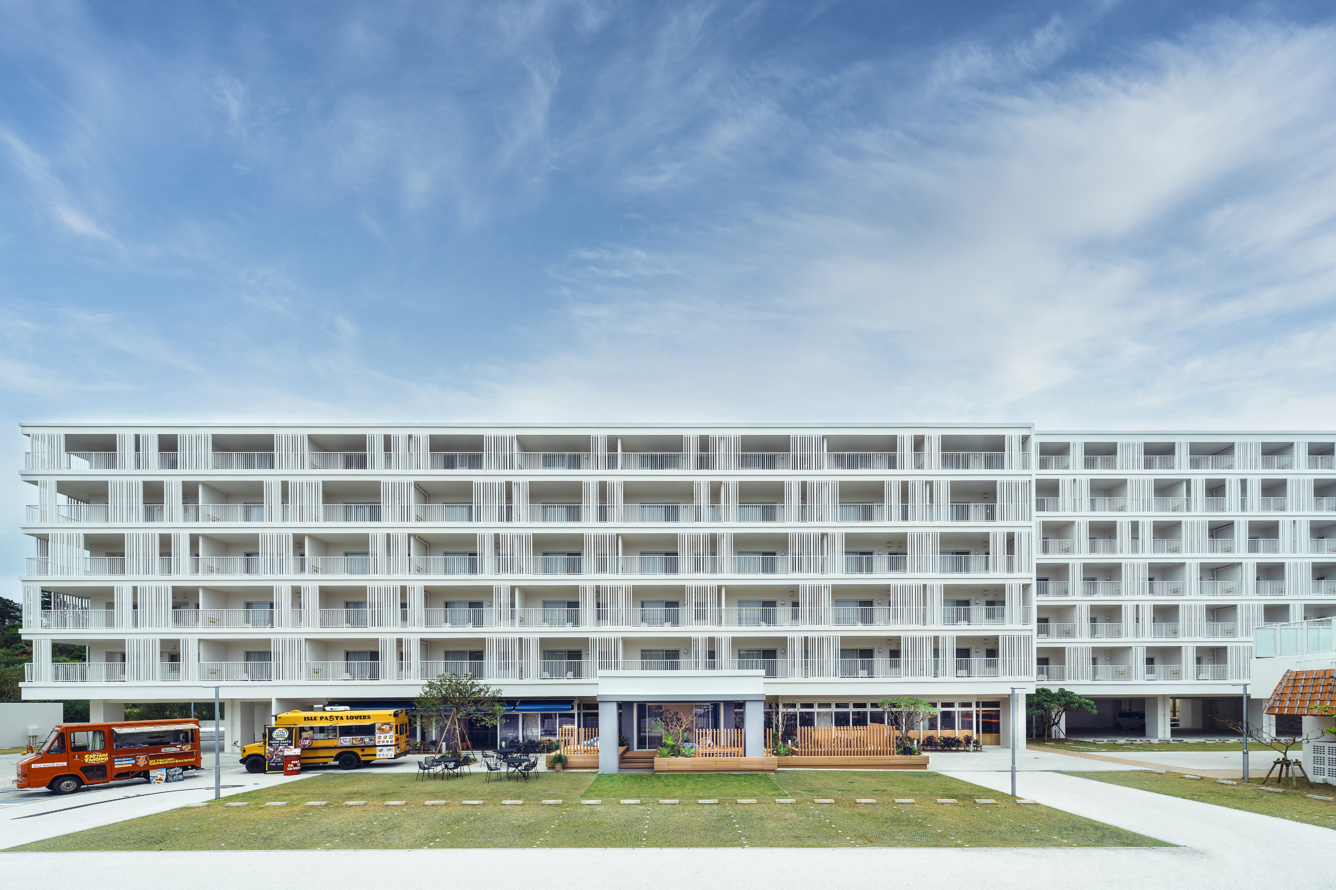 今年夏天,「星野Resort BEB5沖縄瀬良垣」在恩納村開幕,適合來這裡度過一段海島悠閒時光。