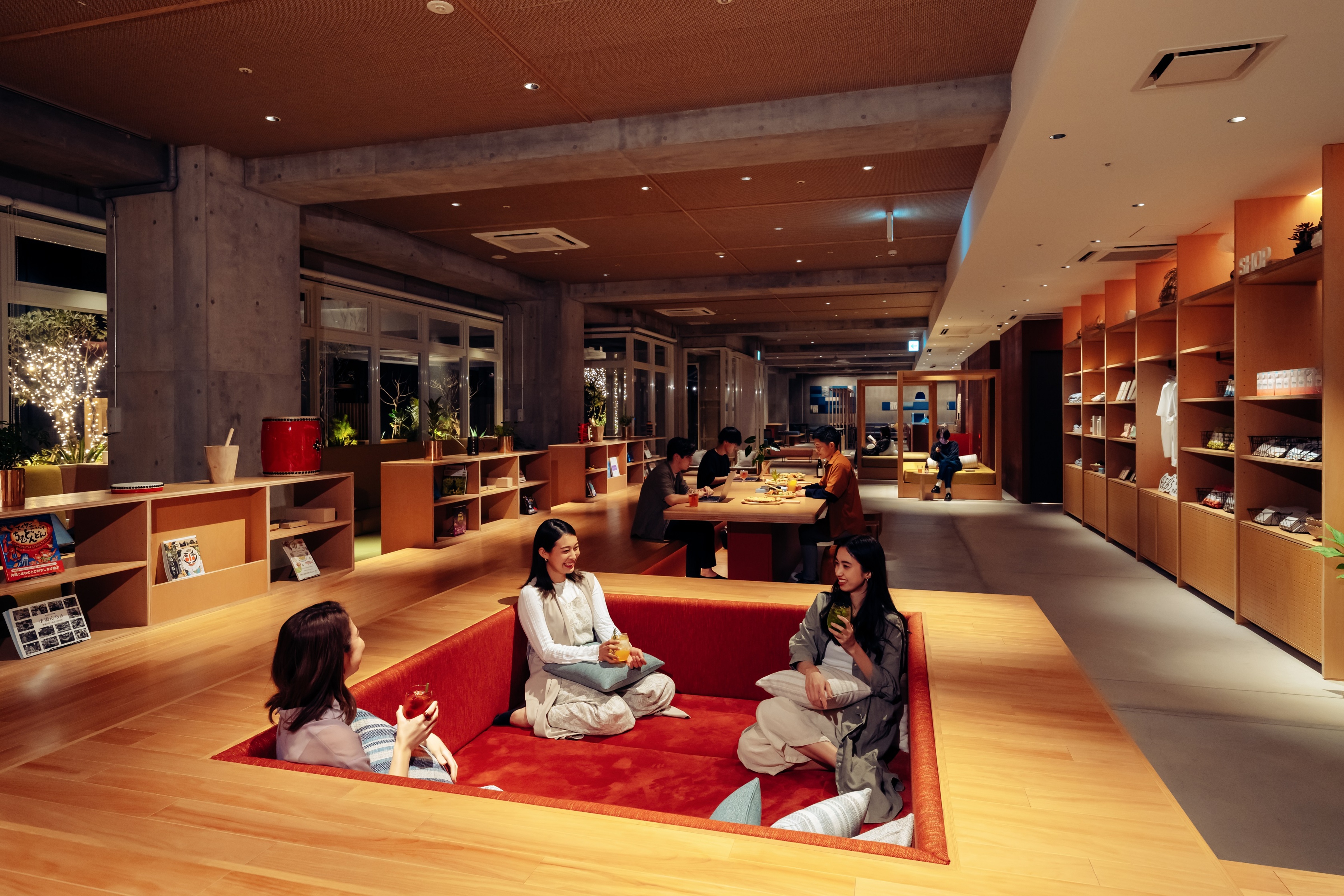 入夜後的「TAMARIBA」一樣十分熱鬧,聊天、吃零食、玩桌遊,愛幹嘛就幹嘛。
