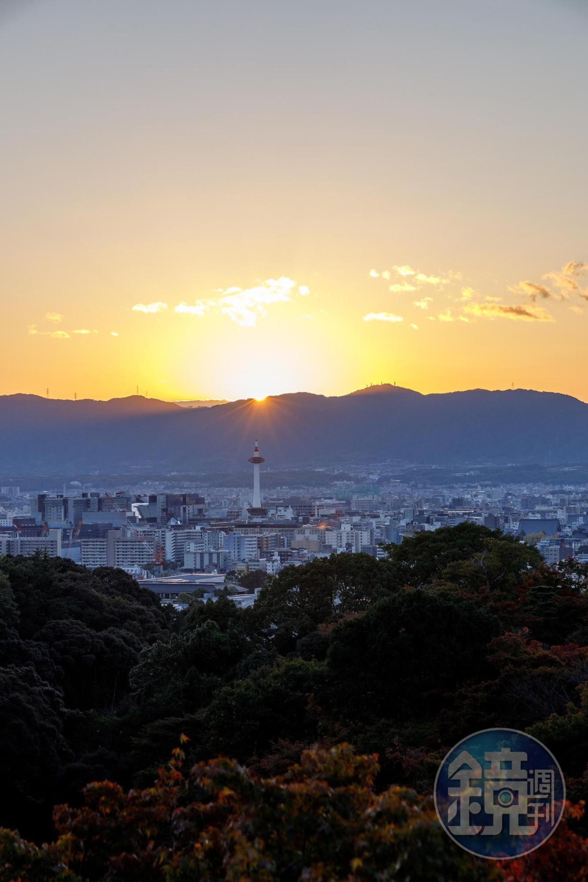 遊客們不約而同等待著紀錄清水寺夕陽落下的美麗景致。
