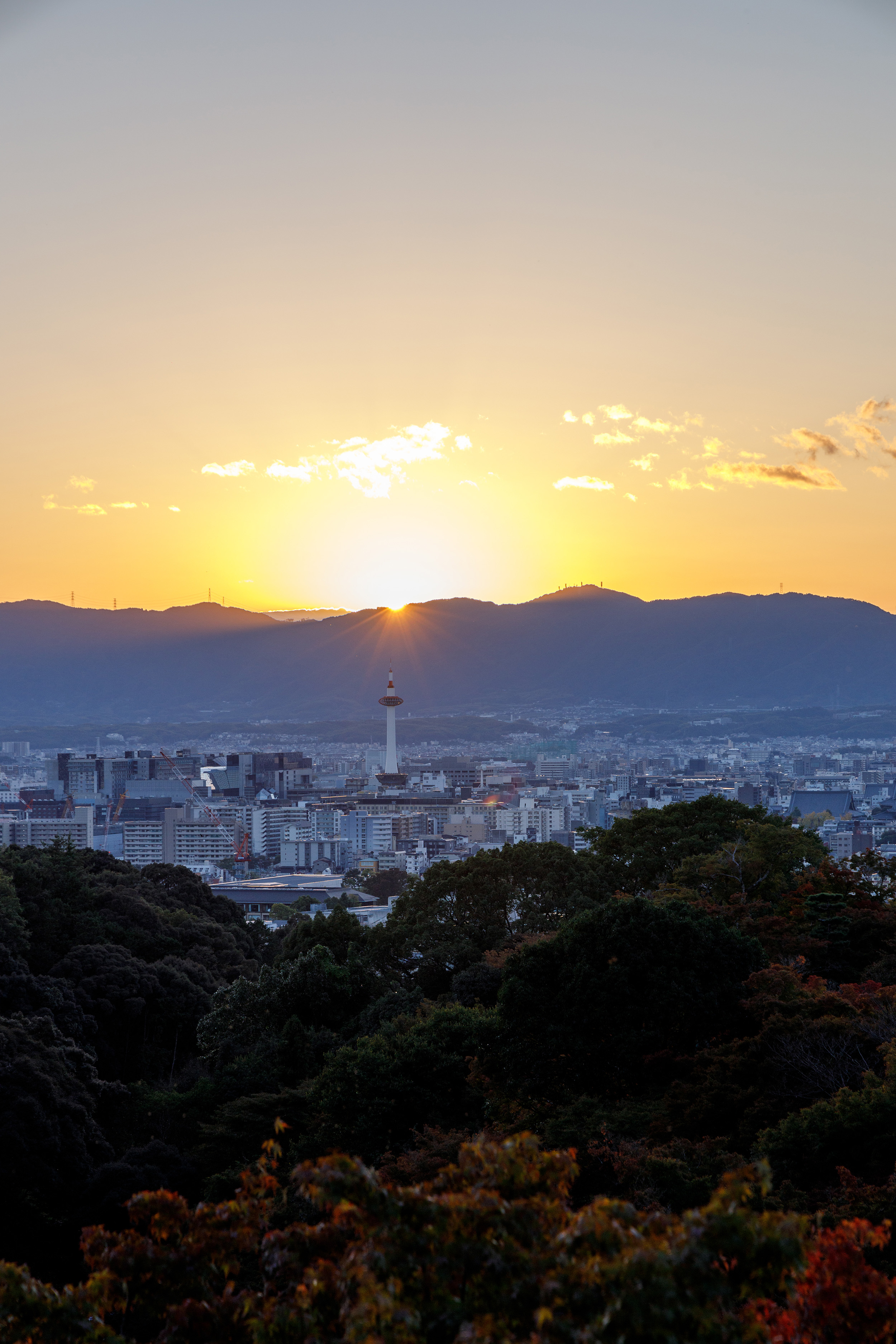 遊客們不約而同等待著紀錄清水寺夕陽落下的美麗景致。