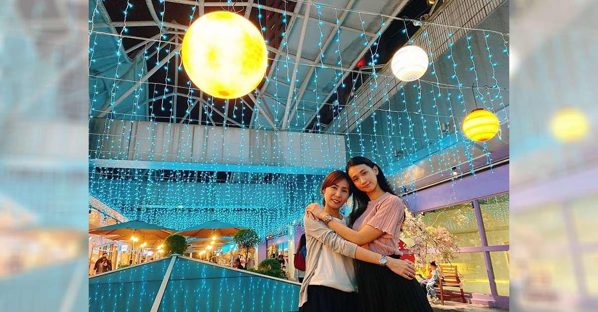 Global Mall板橋車站呼應聖誕佳節氣氛，將２樓戶外廊道打造成璀璨的「奇幻星球海」，是一大打卡熱點。（Global Mall提供 ）