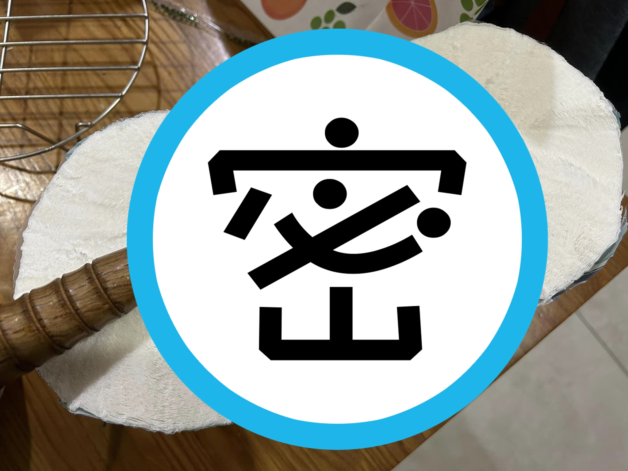 有位4寶媽購買好市多餐巾紙回家後，又會拿菜刀「加工」對切，希望能夠省錢、減少一些餐巾紙的消耗。（翻攝自Costco好市多 商品經驗老實說）