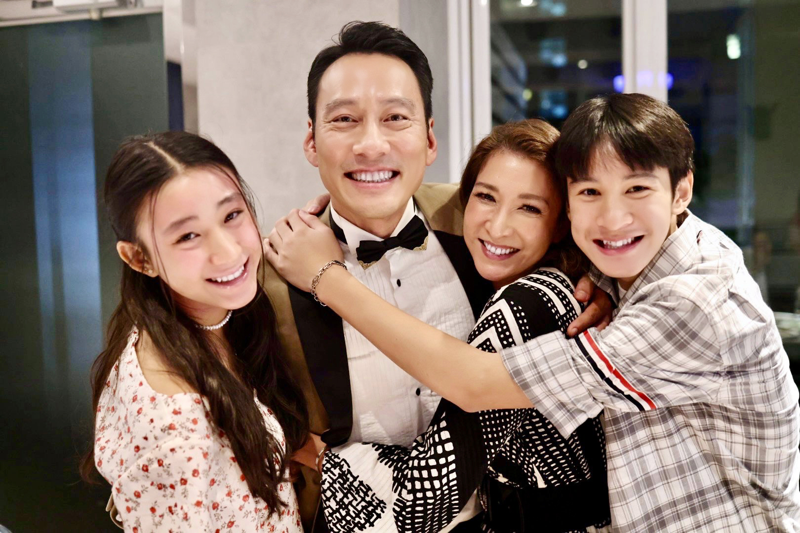 艾力克斯（左二）與李詠嫻在上海趴中精心裝扮。（艾迪昇傳播提供）