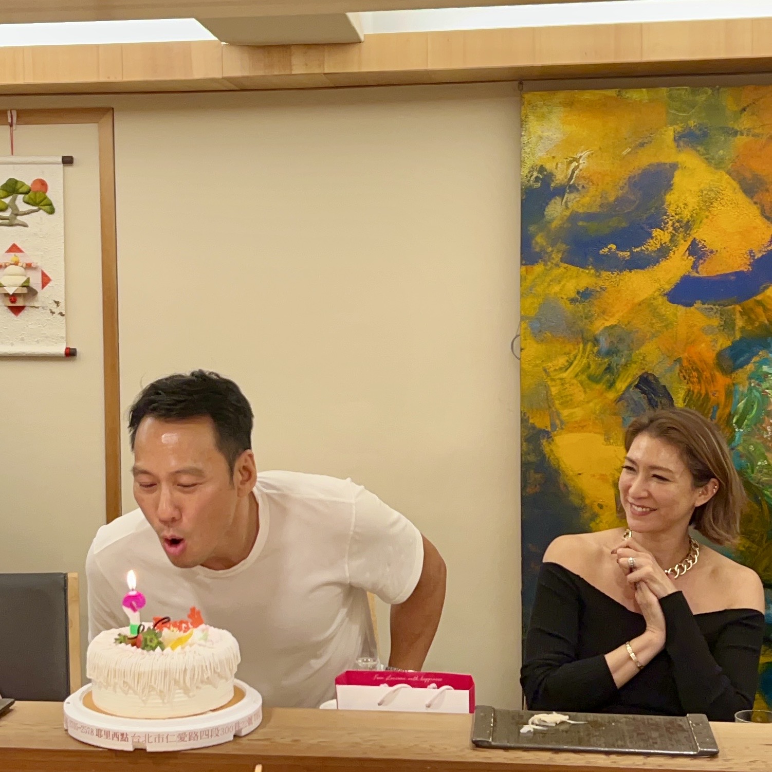 艾力克斯(左)50歲生日吃了10顆蛋糕。(艾迪昇傳播提供)