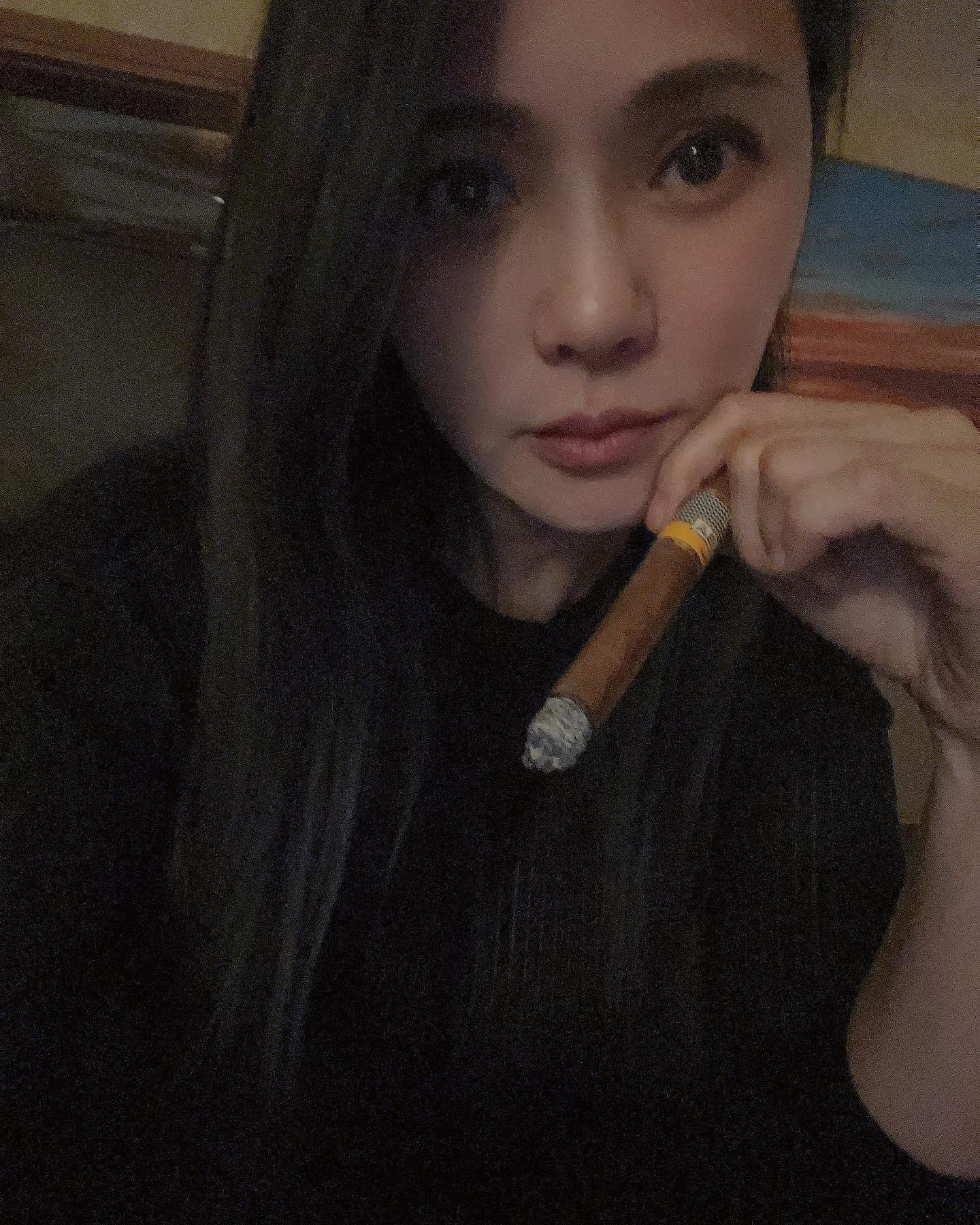 伊能靜突然甩掉玉女包袱,在臉書曬出「抽雪茄照」。(翻攝自伊能靜臉書)