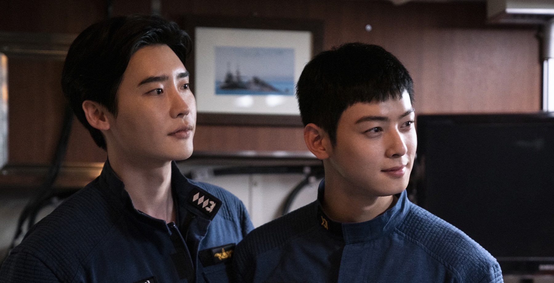 車銀優（右）在電影《音爆浩劫》首次與李鍾碩合作感到幸福。（車庫娛樂提供）