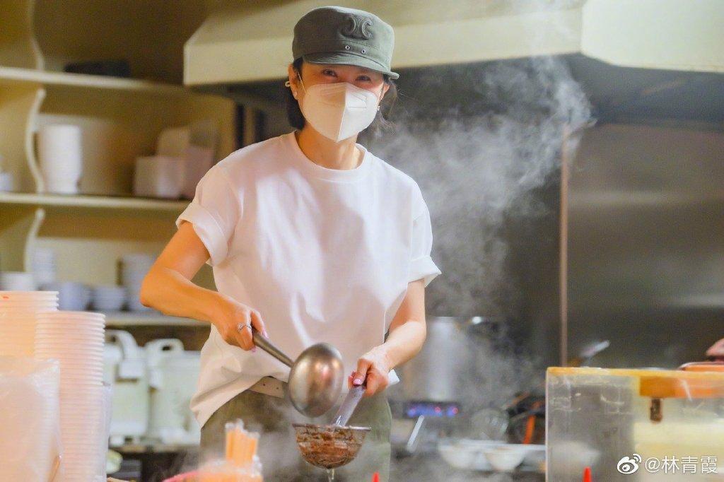 林青霞煮麵,依然充滿巨星風采。(翻攝林青霞微博)
