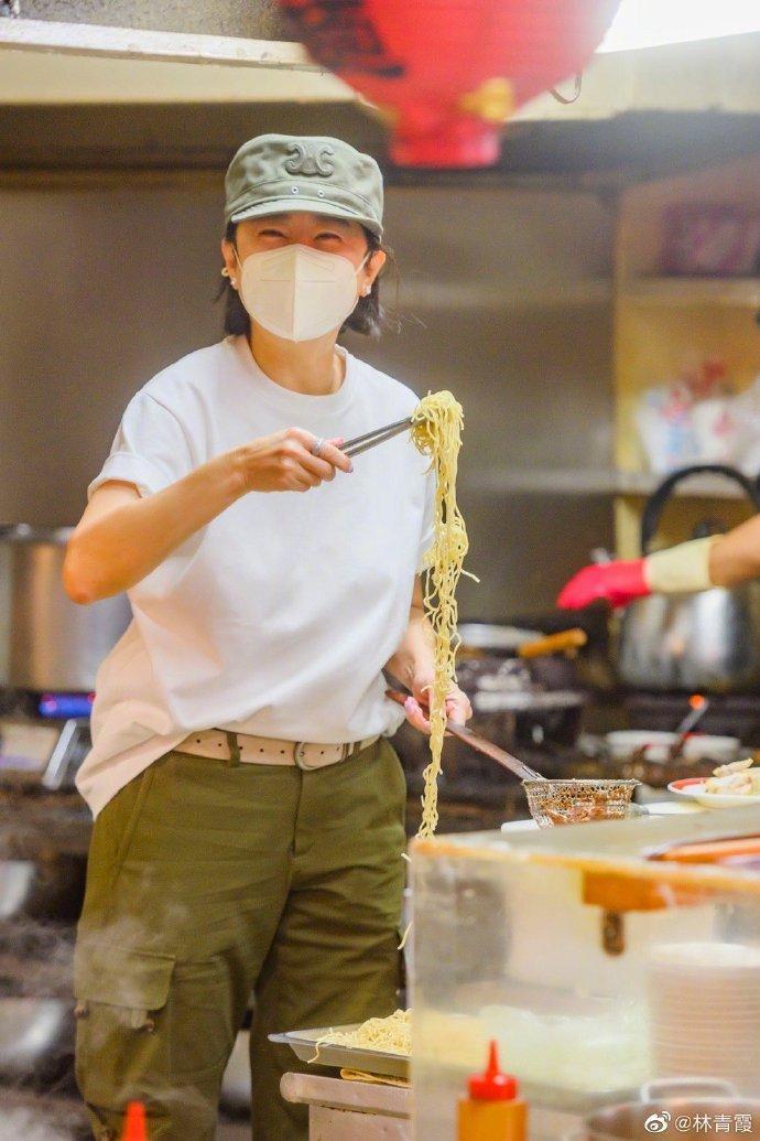 林青霞親自煮擔仔麵。(翻攝林青霞微博)