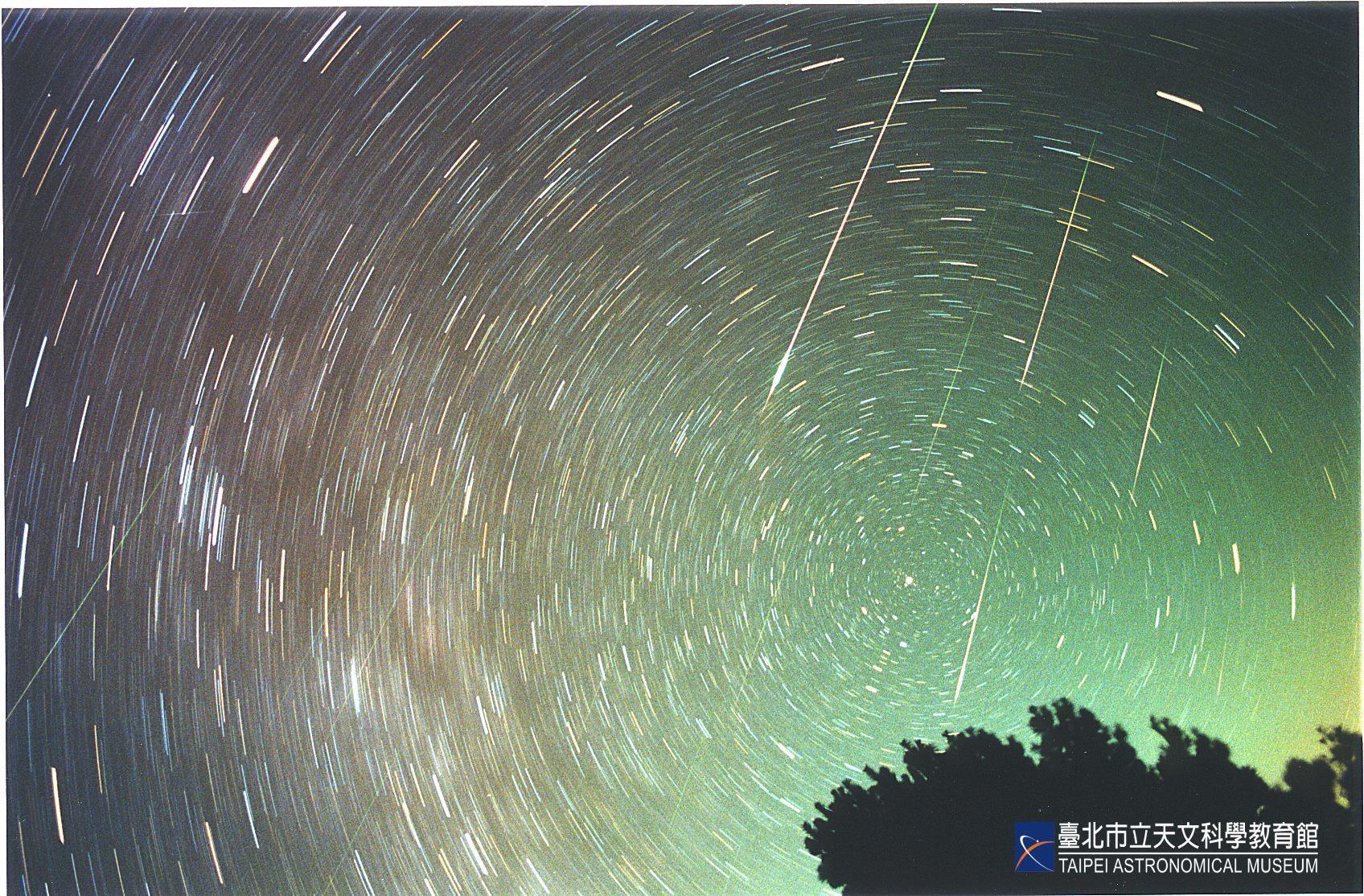 今年獅子座流星雨將在本週末迎來極大量,天文館也給出最佳觀測時間。(翻攝自台北市立天文館官網)