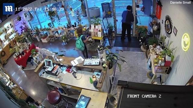 葛林走進店裡向店員丹妮絲求助，成功甩開怪怪女。（翻自畫面）