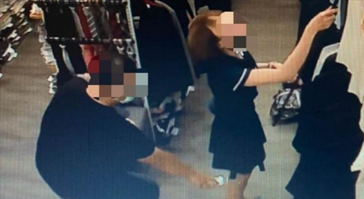 朱男趁女店員不注意，拿手機偷拍裙底風光。（翻攝畫面）