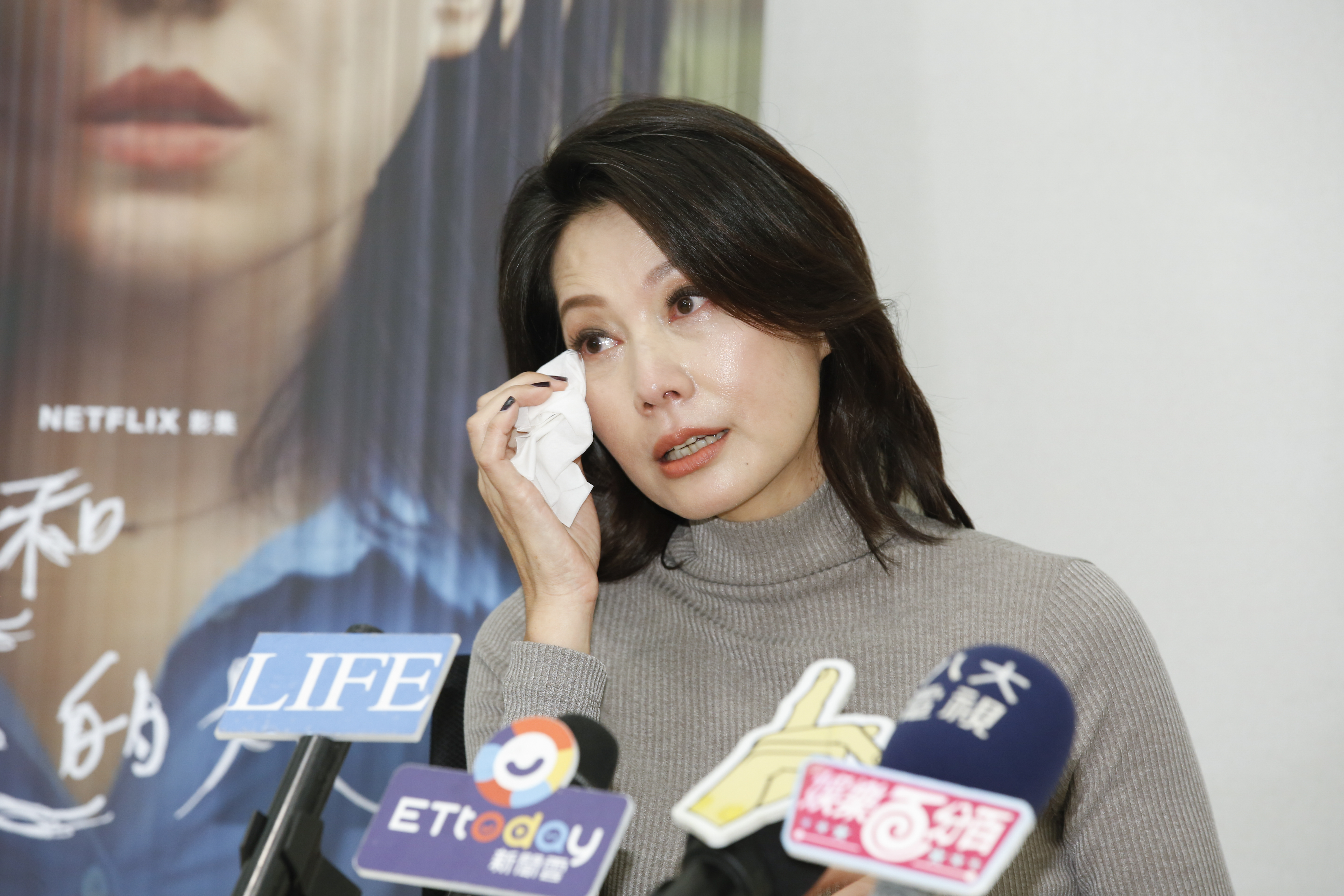 丁寧提到《她和她的她》一度情緒激動忘我斷片,導演安撫後才獲得釋放。