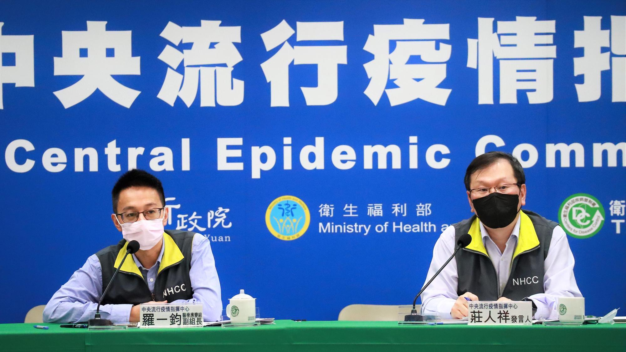 莊人祥（右）回應媒體提問。（指揮中心提供）
