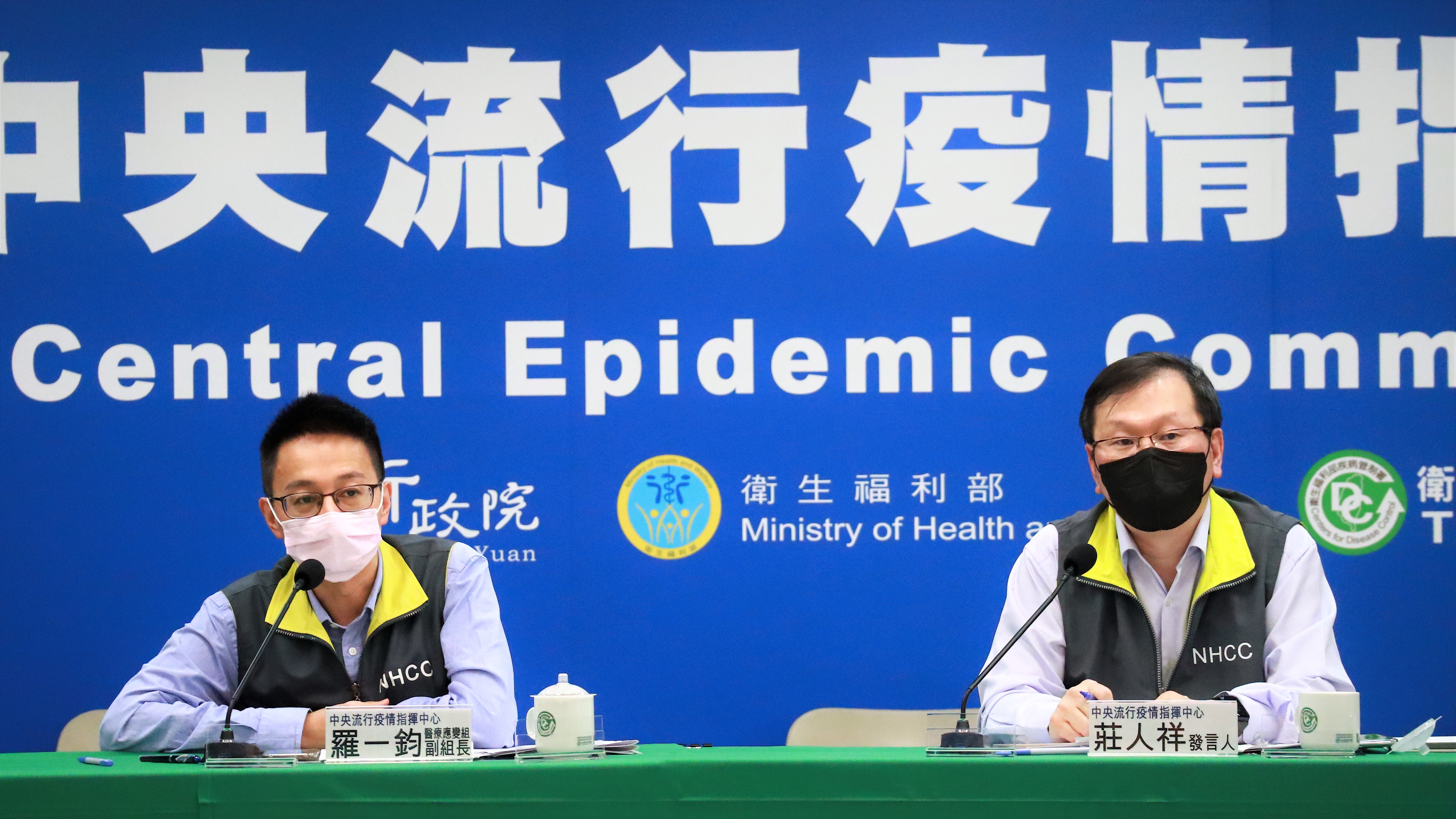 莊人祥（右）回應媒體提問。（指揮中心提供）