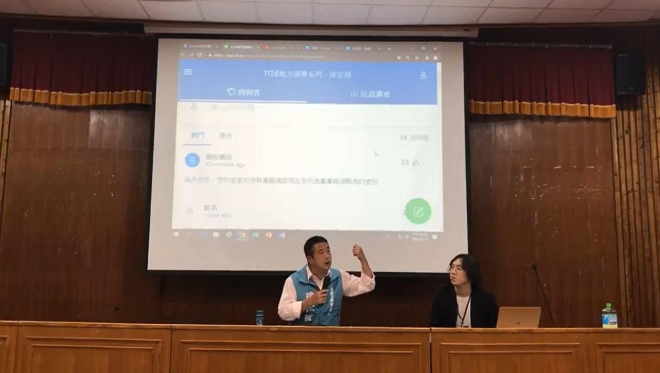 面對連大學生提問高端疫苗、論文爭議等問題,徐定禎回應嚴肅、略帶情緒。(翻攝自聯合大學學生會臉書)