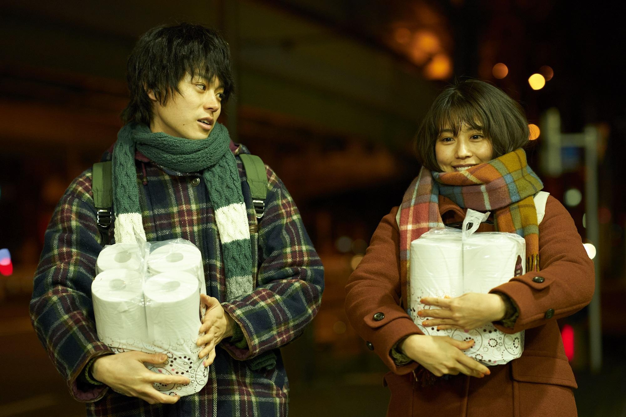 菅田將暉（左）與有村架純主演《花束般的戀愛》描繪平凡的愛情故事，在日台都寫下票房佳績。（車庫娛樂提供）