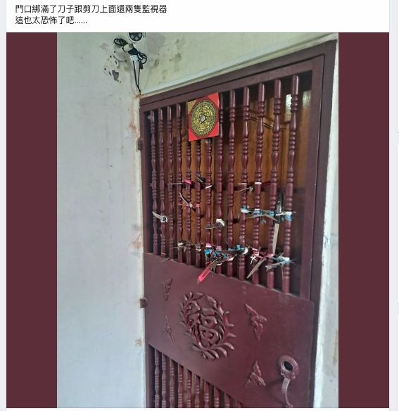 高雄一名外送員送餐卻驚見門口「綁滿刀子剪刀和監視器」嚇壞。（翻攝外送員的奇聞怪事）