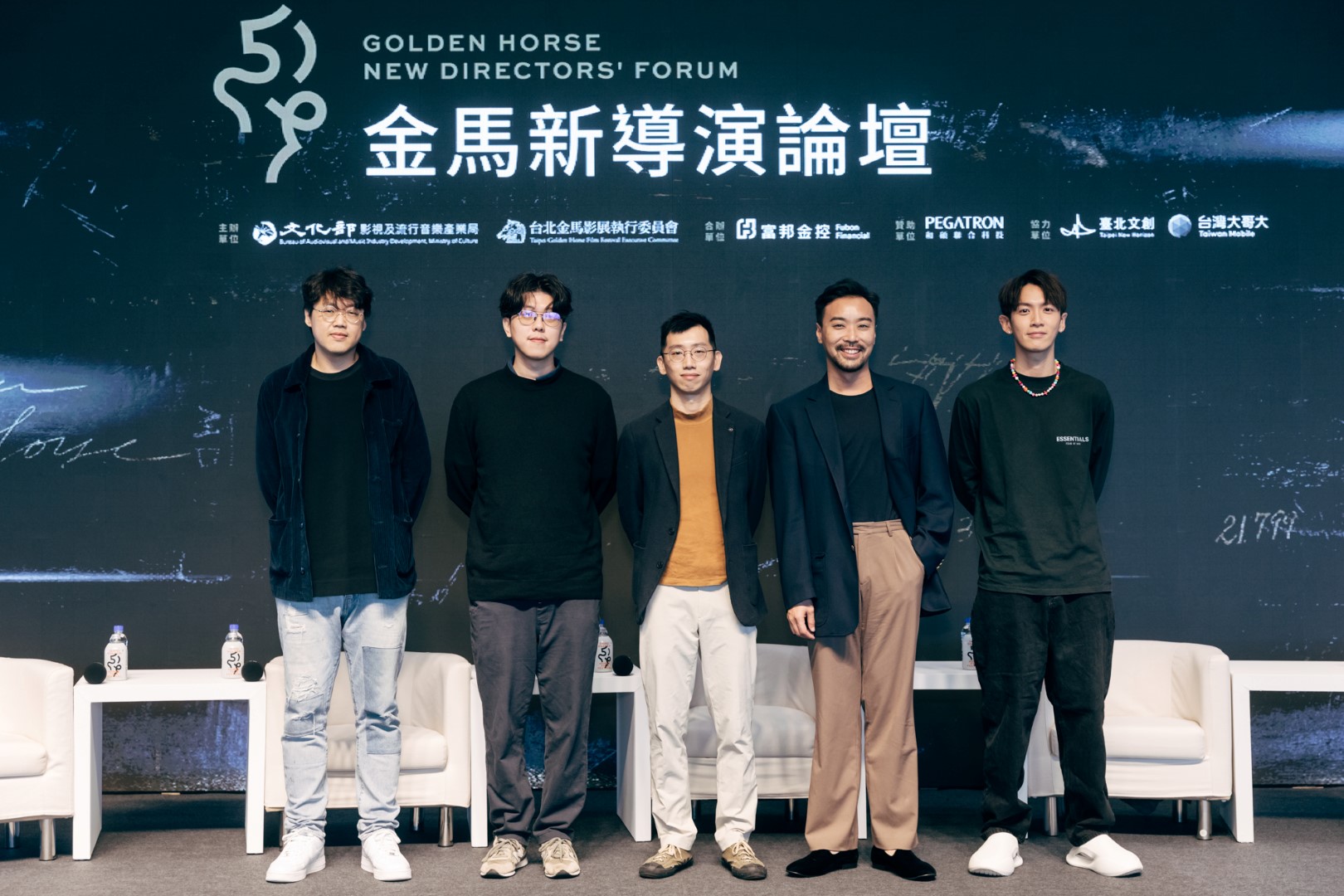 入圍金馬59最佳新導演的曾英庭（左起）、孔慶輝、劉國瑞、何書銘及柯震東5人在論壇暢聊創作心得。（金馬執委會）