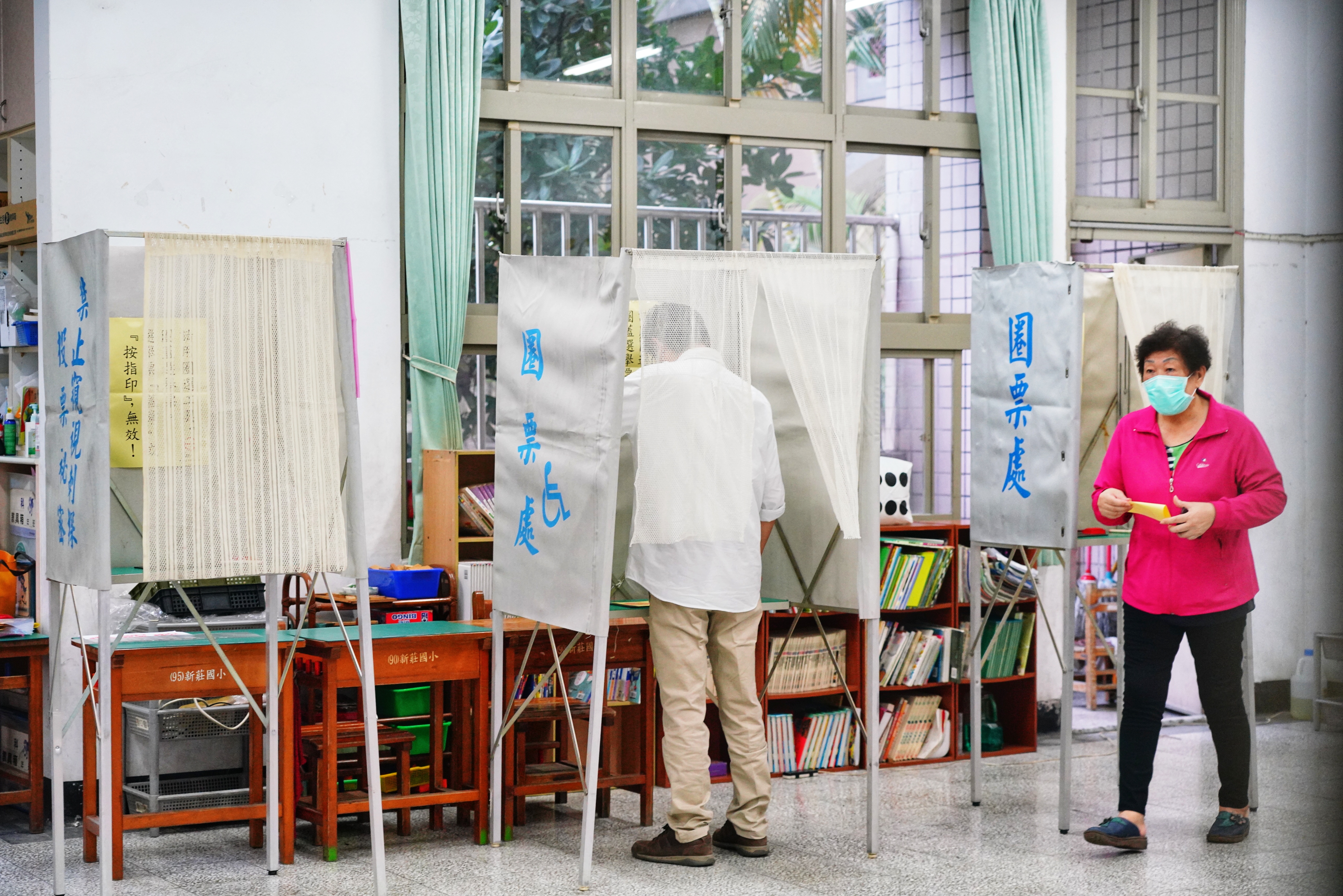 中選會提醒投票日當天相關禁止行為，諸如「任何」的競、助選活動。（本刊資料照）