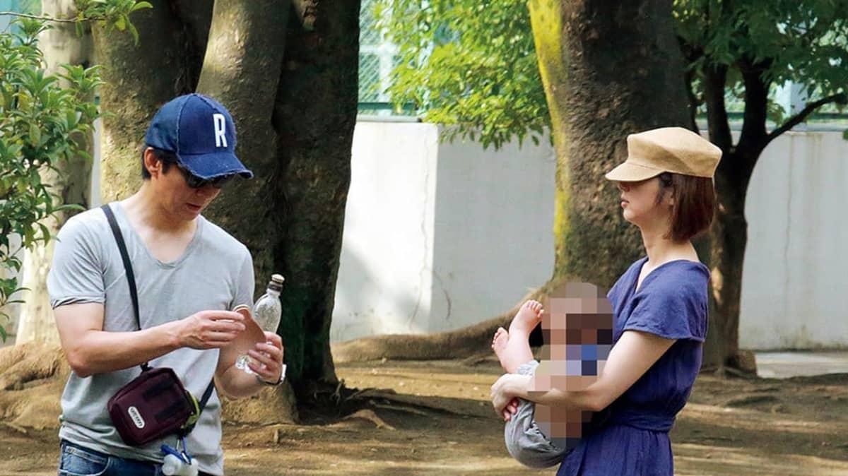 佐佐木希宣布懷了二寶,過往「公廁不倫」的腥夫渡部建也發表了感性宣言。(翻攝FRIDAY》)
