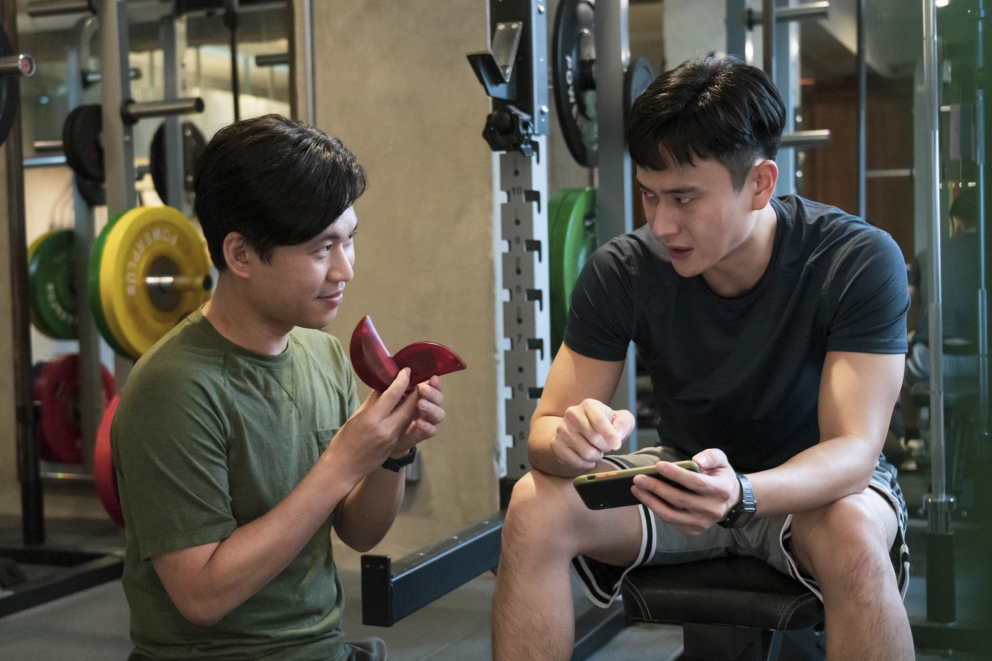 黃迪揚（左）飾演《聖筊》中讀心神筊BWEI的發明人，幫劉冠廷（右）改善伴侶關係。（公視提供）