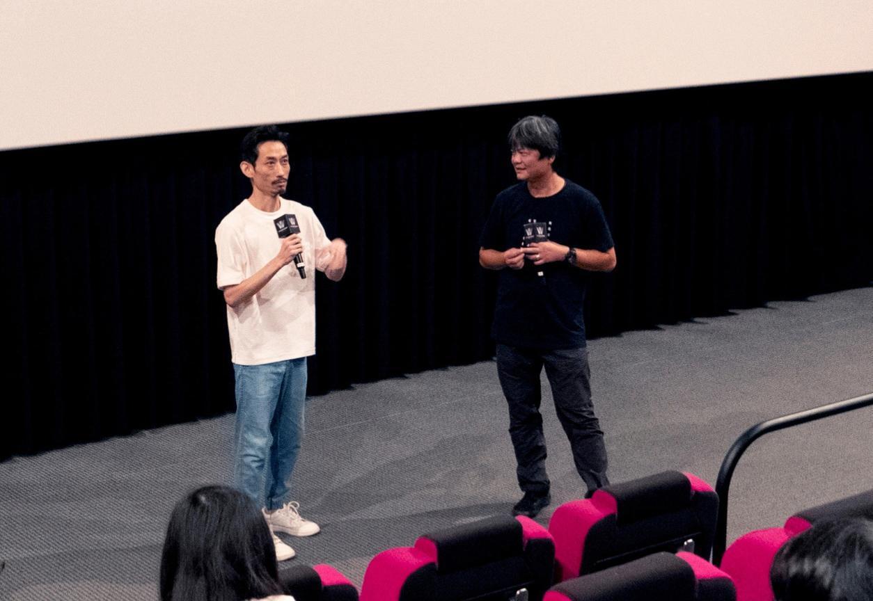 飾演許芳宜父親的陳竹昇,趁在台南有活動,瞞著導演突襲QA現場,讓導演驚喜不已。(三乘影像事務所)